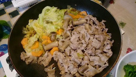 豚バラと春キャベツの麺つゆ蒸し焼き