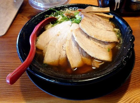 厚切チャーシューラーメン(硬麺+ネギ多目)①