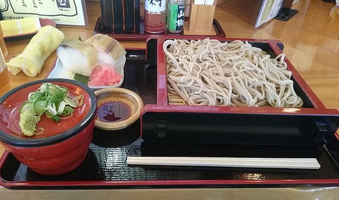 ざるそばと鯖ずしのセット