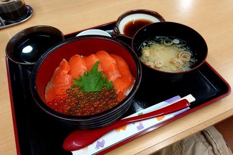 サーモンイクラ丼(味噌汁付き)