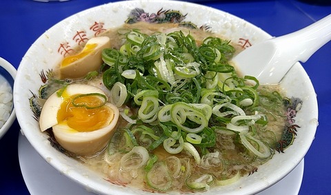 味玉ラーメン(硬麺+ネギ多目)①