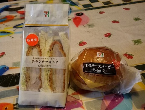 チキンカツサンドとTHEチーズバーガー