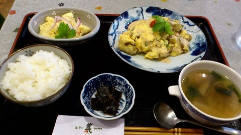 牛肉と焼茄子の卵とじ胡麻スープ付き