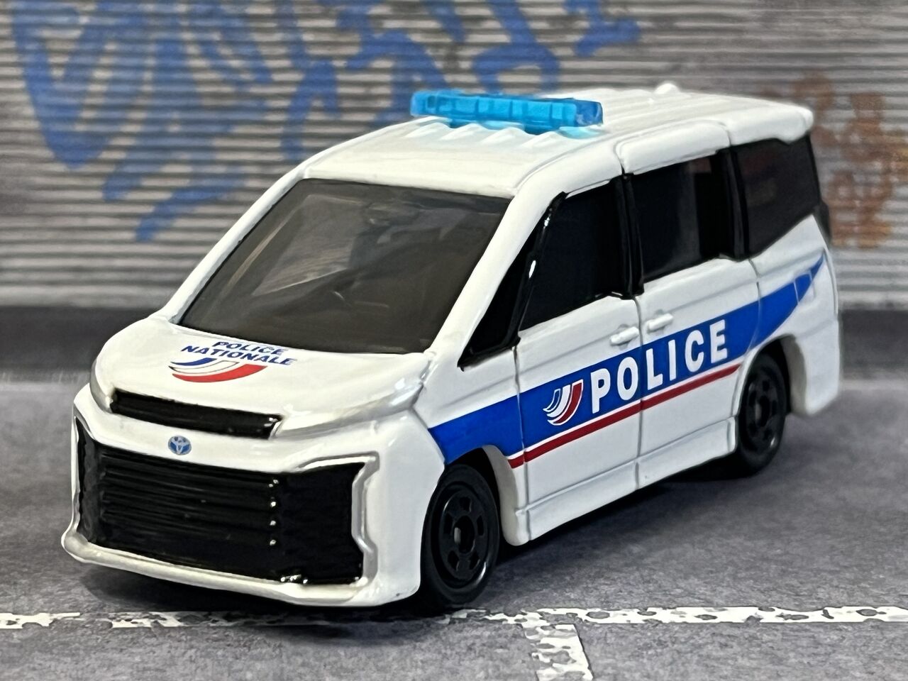 イオン トヨタ ヴォクシー フランス警察デザイン仕様 ミニカーショップグローバル - 特注トミカ イオン特注品 トヨタ