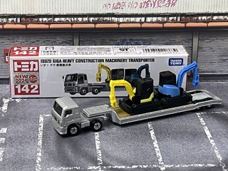 プチプチ梱包　匿名配送　廃盤　ロング　トミカ　いすゞギガ　重機搬送車　142 ロングタイプトミカ No.142 いすゞ ギガ 重機搬送車 (トミカ
