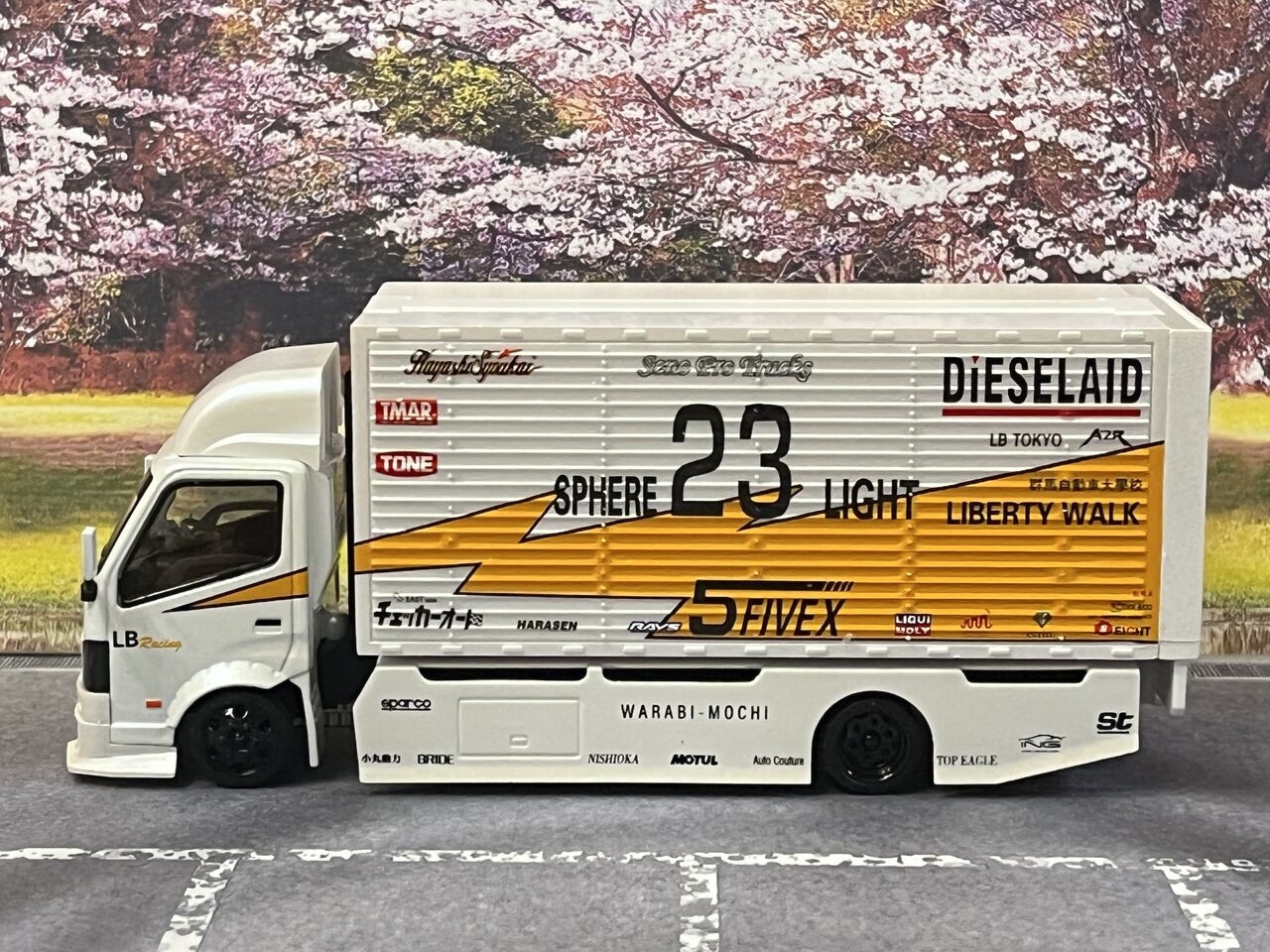 1/64 ウイング カスタム トラック “LB-WORKS Trucks” ホワイト