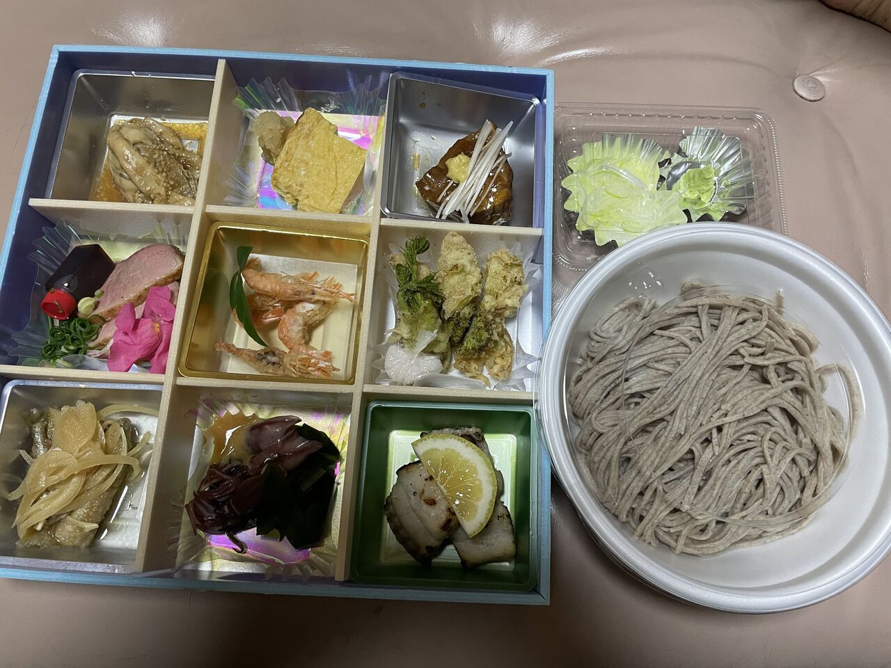 住まいと暮らしのブログ市場 金太郎そば お弁当 鴨肉 豚角煮 ホタルイカ ワカサギ 蕗の薹 牡蠣 だし巻き卵 焼き魚 川海老 蕎麦 山葵 ネギ 白ネギ 味噌 ワカメ 玉葱 レモン 洋辛子