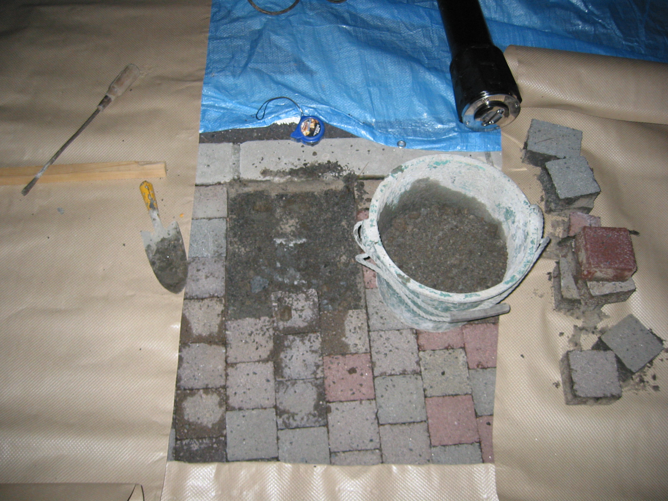 ｽﾃﾝﾚｽ 車止めﾎﾟｰﾙ 上下式の取り付工事 ｲﾝﾀｰﾛｯｷﾝｸﾞ 幸せを生む住まい ひでさんブログ