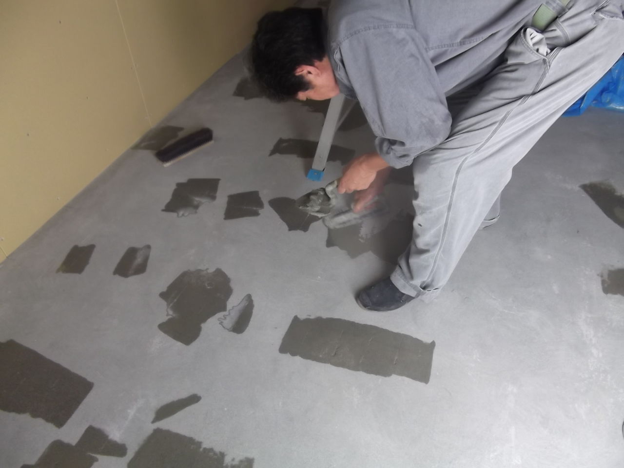 某所 夜間工事 長尺塩ﾋﾞｼｰﾄ剥ぎ 軽量壁貼り 床ﾓﾙﾀﾙ補修 ﾗｲｵﾝｽﾞ理事会 幸せを生む住まい ひでさんブログ