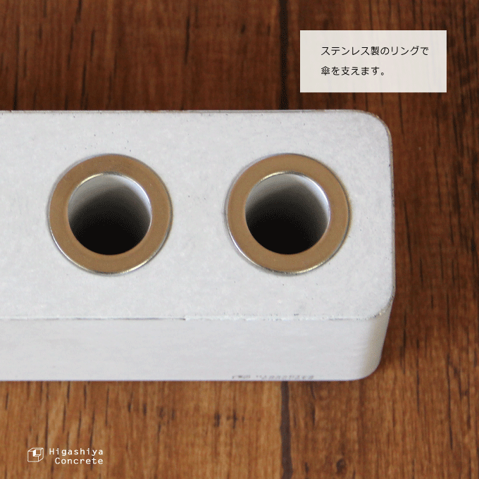 コンクリートと木の傘立て