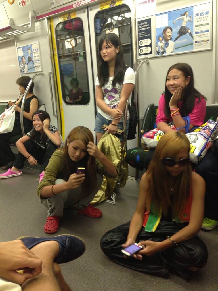 悲報速報 悲報 オラついたjc軍団 電車内通路を占領