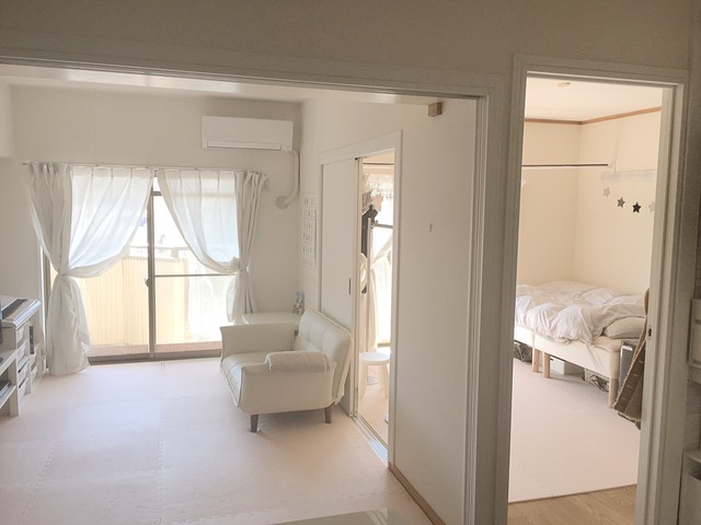 布団も突っ張り棒に干してます White Room 布団も突っ張り棒に干してます White Room