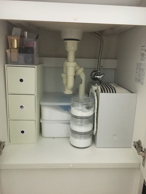 古い賃貸の洗面台下収納 White Room