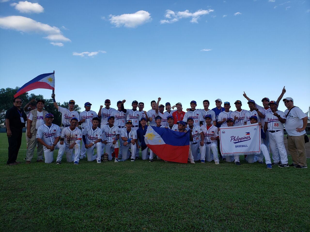 ハスキー犬フィリピンバスケットボールファン フィリピン国旗スポーツ愛好家