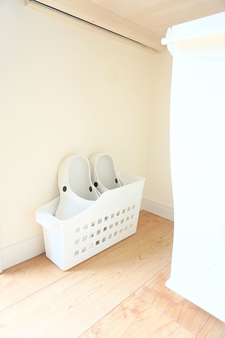 勝手口の白いサンダル収納 ここちよい空間と