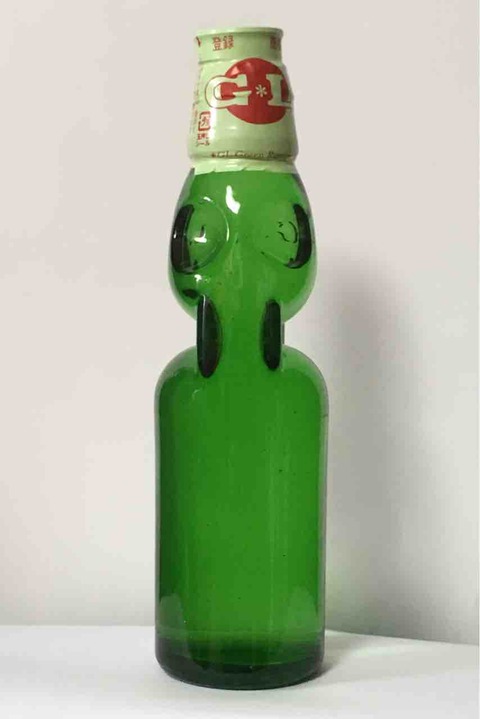 昭和レトロ　戦前エンボスラムネ瓶　おまけ付き　　　　レトロ缶ジュース　スプライト 昭和レトロ 戦前エンボスラムネ瓶 おまけ付き レトロ缶ジュース