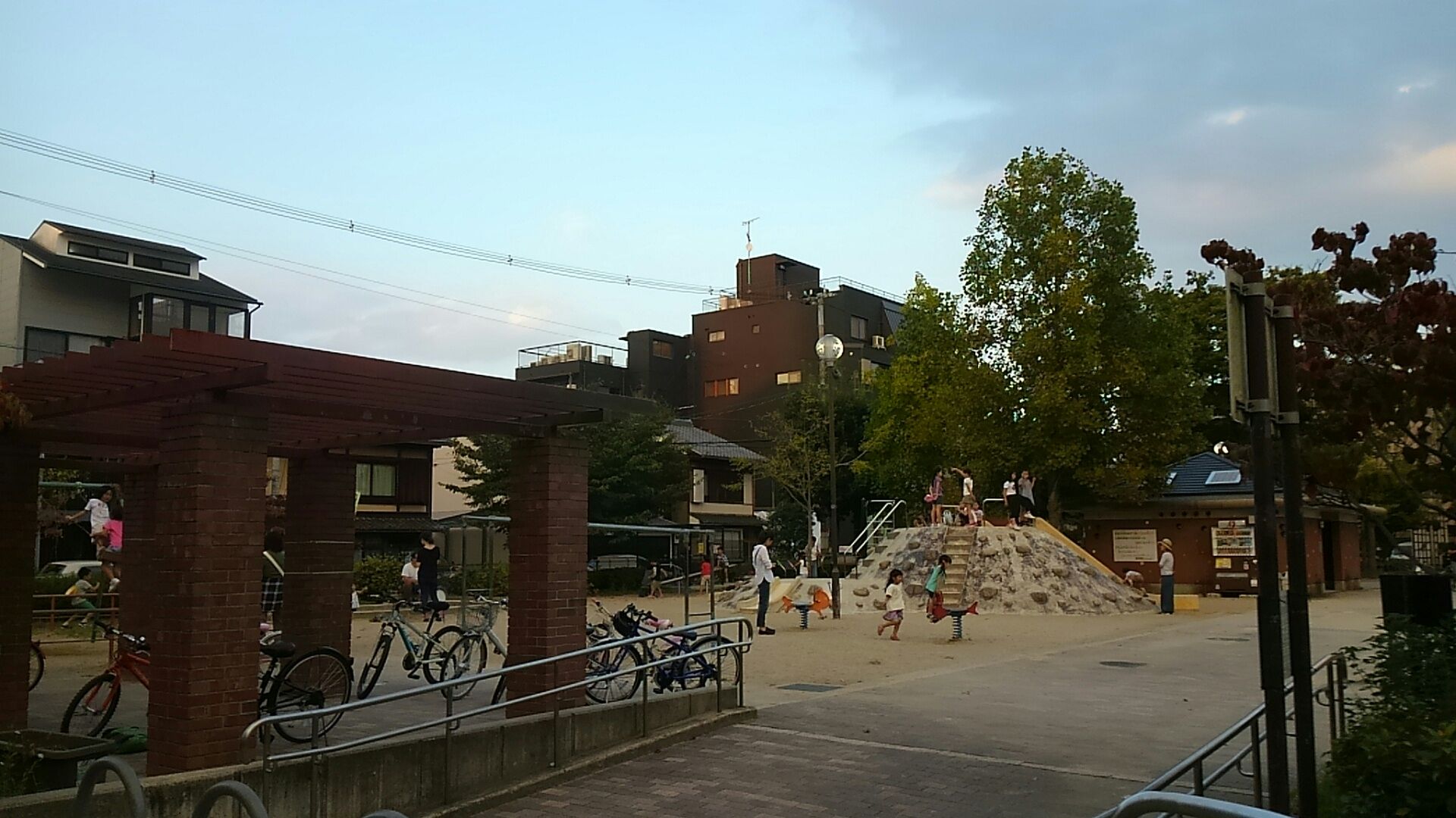 怪我人続出だった回旋塔は今は無い でも楽しい現代の児童公園 カウンセラー小林ひかる 風と海ぶどう ディープな格安生活 怪我人続出だった回旋塔は今は無い でも楽しい現代の児童公園 カウンセラー小林ひかる 風と海ぶどう ディープな格安生活