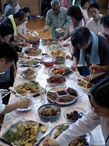 料理をとる人々