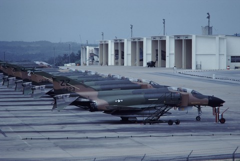 嘉手納１９８００５２６0035_R