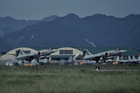 新田原198210080004_R