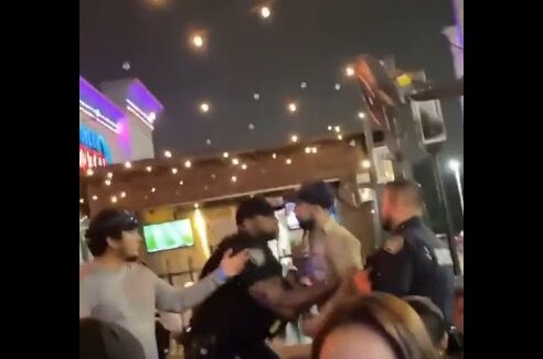 【動画】ゴツい白人警官を煽ったチビ白人、パーティ会場からつまみ出される : ヒマをもてあました神々のまとめ