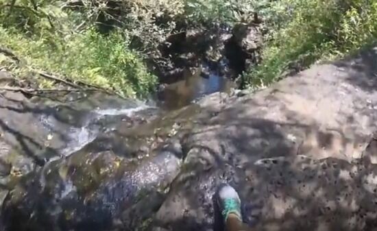 【動画】ハイキングをしていた女性、崖の下を覗いていたら足を滑らせてしまう : ヒマをもてあました神々のまとめ
