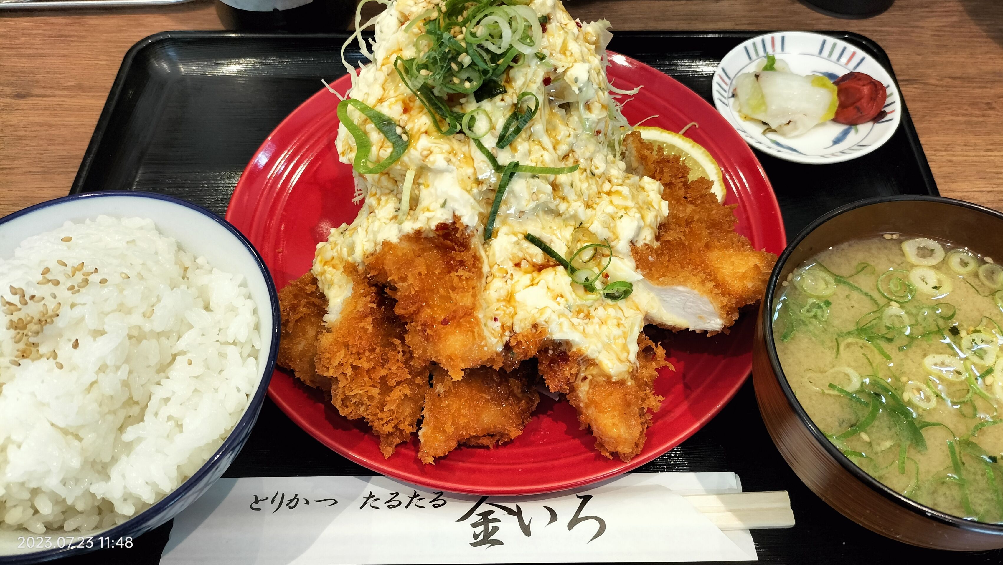高円寺業スー向かいの「とりかつ たるたる 金いろ」のチキンカツ