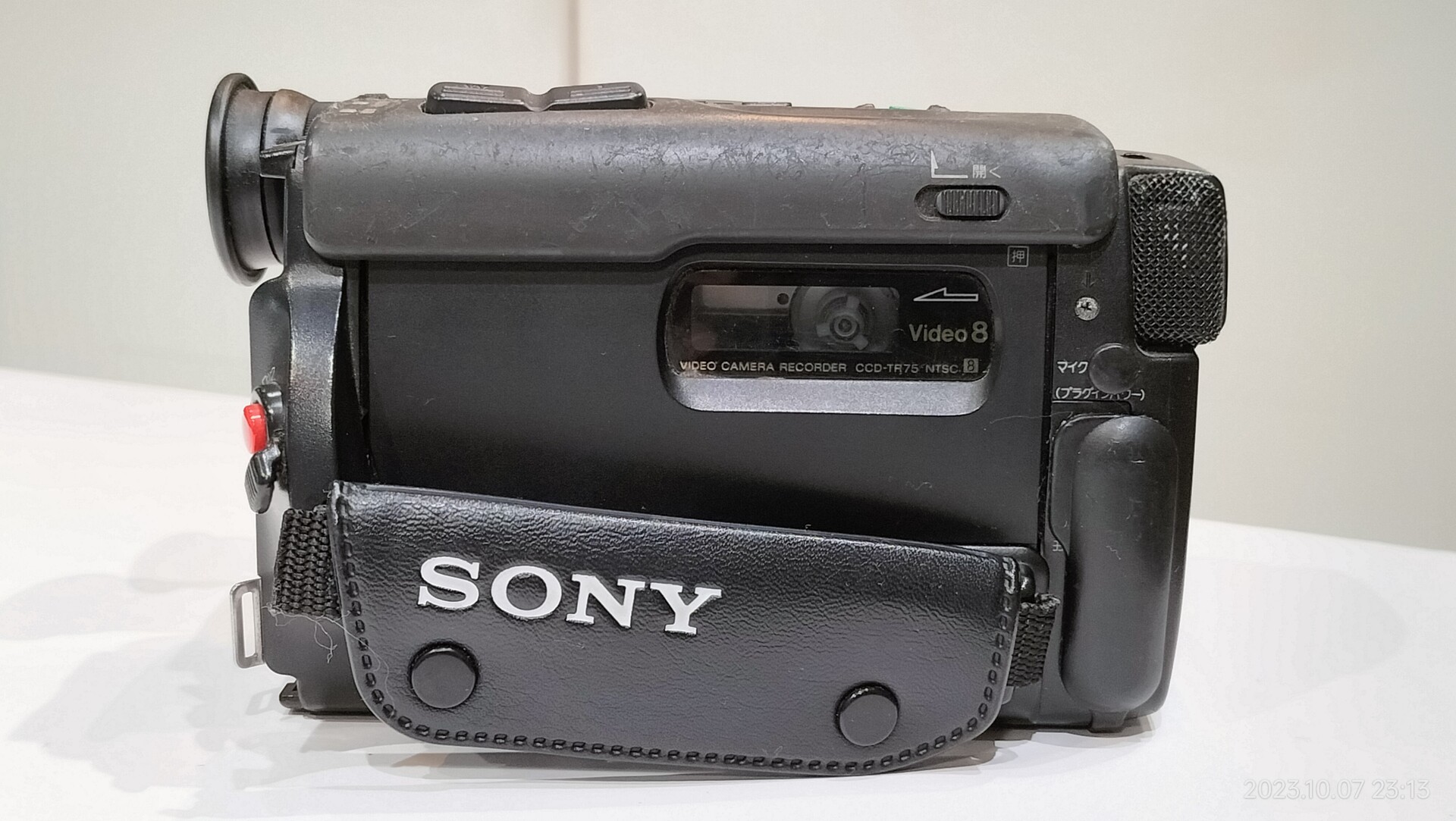 1990-2-sony-ccd-tr75-handycam-8-extinct