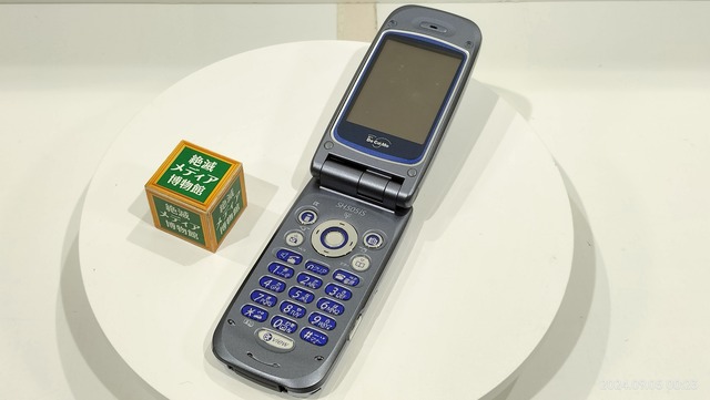 レトロ電話機 ターコイズブルー 本体 2003/平成15/SHARP/SH505iS/NTT DoCoMo/200万画素/アクエリアスブルー