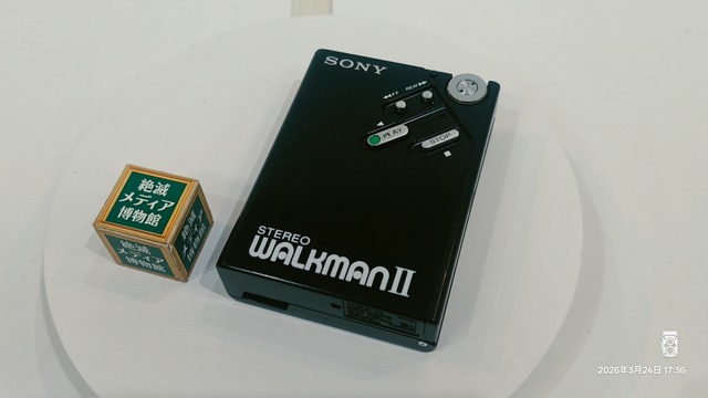昭和レトロSONYカセットウォークマン1981年2月発売WM-2シルバー！ WM-2 1981年2月 | ソニー坊やと呼ばれた男