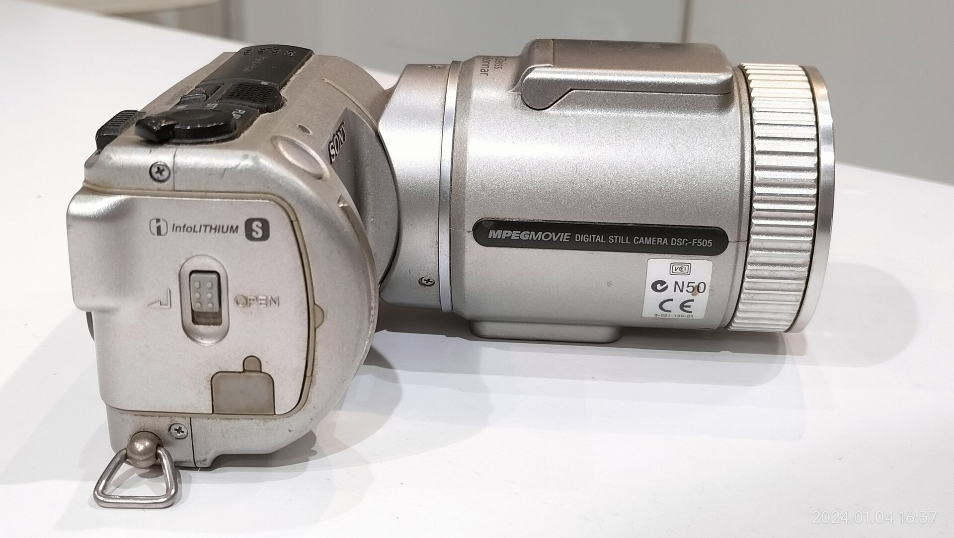 F505 1999/平成11/SONY/DSC-F505/Cyber-shot/光学5倍/211万画素/回転レンズ/ : Extinct Media ...