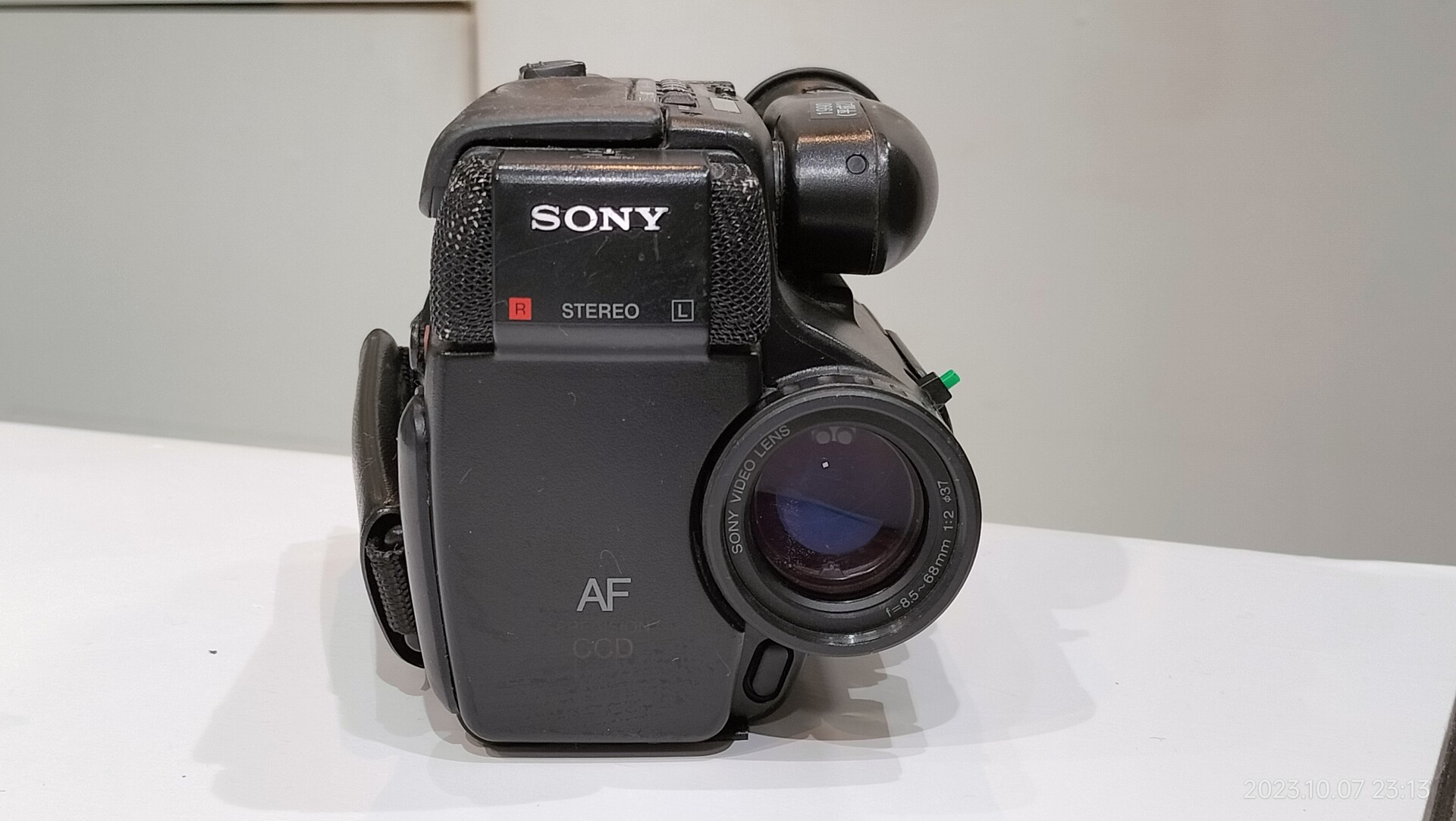 1990-2-sony-ccd-tr75-handycam-8-extinct
