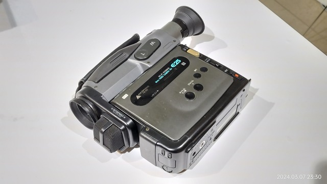 希少 黒入荷！ HITACHI 12895】日立 ビデオカメラ （1991 昭和レトロ VM-100L ビデオカメラ