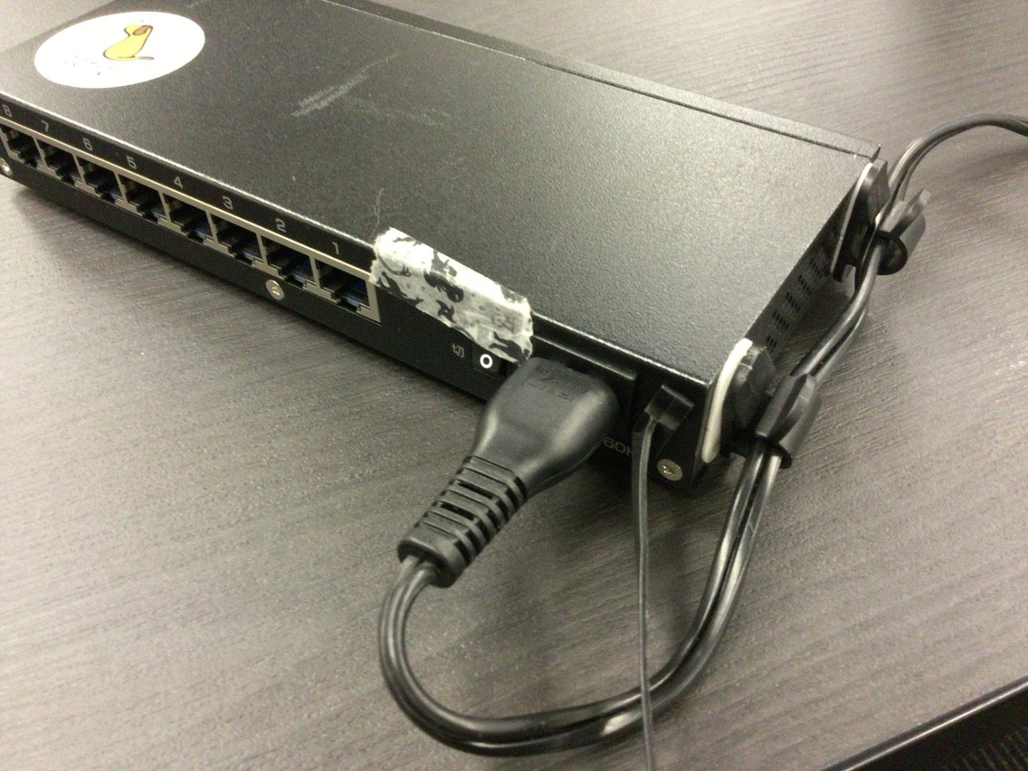 抜け止めのない機器の電源コードはこうするといい Himag