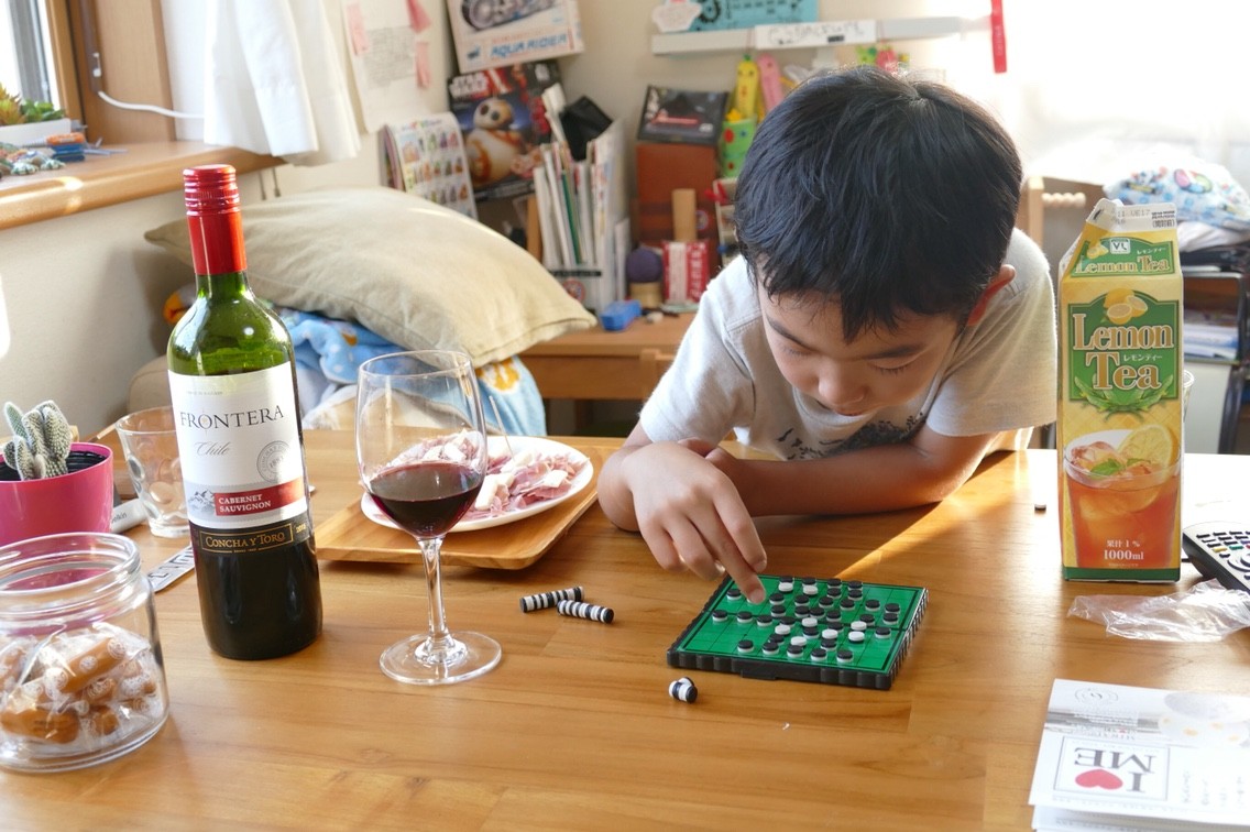 昼下がりのワインとボードゲームで過ごすゆったりした家族の時間 Himag 昼下がりのワインとボードゲームで過ごすゆったりした家族の時間 Himag