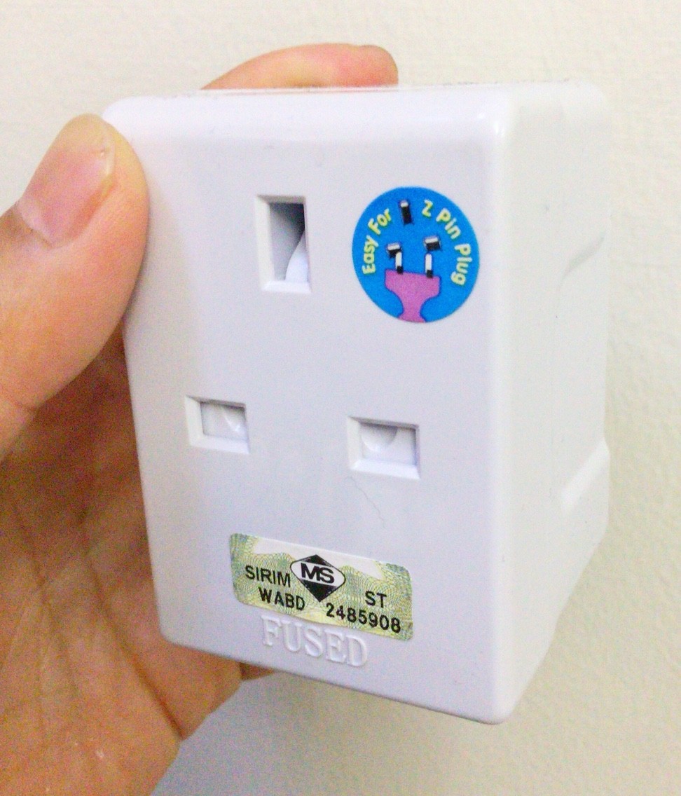 マレーシアの電源コンセントには必ずオンオフスイッチがある Himag マレーシアの電源コンセントには必ずオンオフスイッチがある Himag
