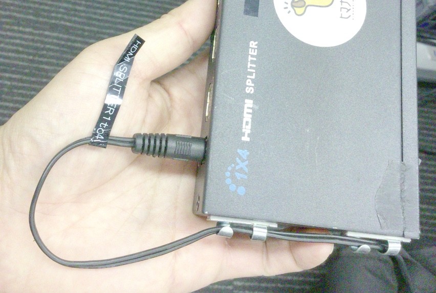 抜け止めのない機器の電源コードはこうするといい Himag