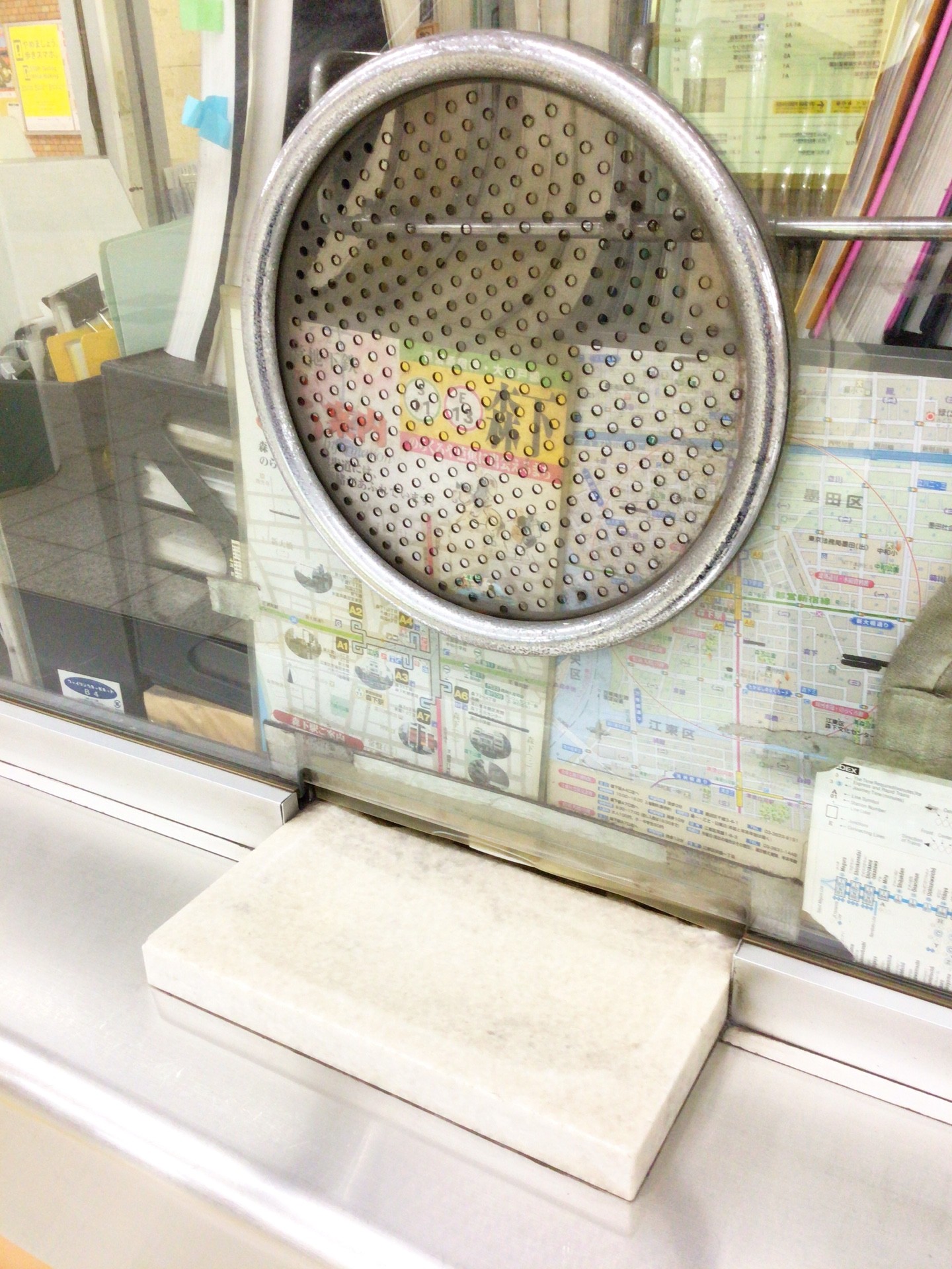 昭和の切符売り場こうだった 冷たい石の受け皿懐かしい Himag 昭和の切符売り場こうだった 冷たい石の受け皿懐かしい Himag