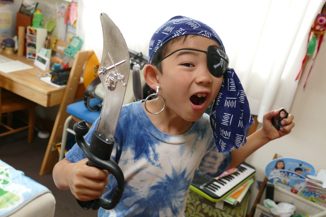 100均の海賊キットのコスプレで盛り上がる安上がりな親子 Himag