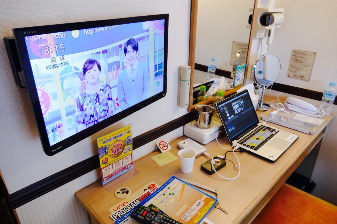 液晶テレビを机に置いてあるホテルなんてダメだ Himag