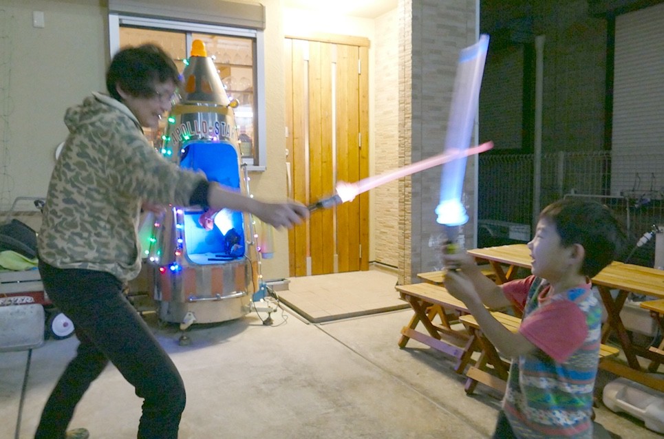 自作ライトセーバーを手土産にロケットバーに遊びに来てくれた発明おじさん Himag