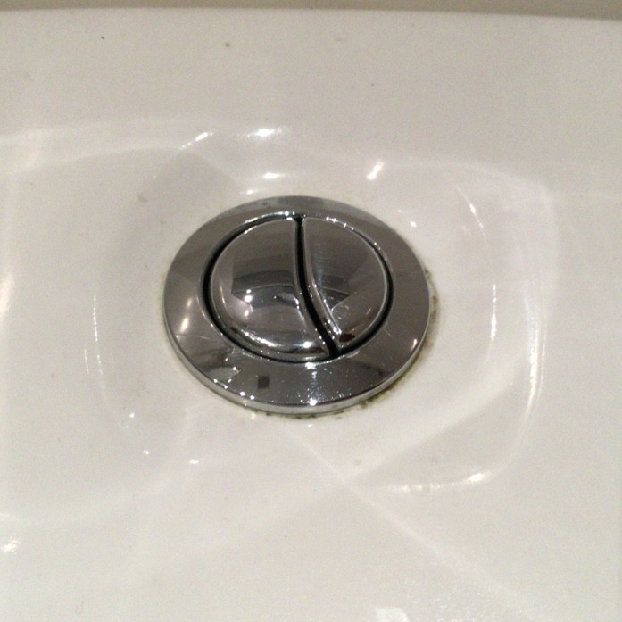 スペインのトイレの流すボタンはシンプル Himag