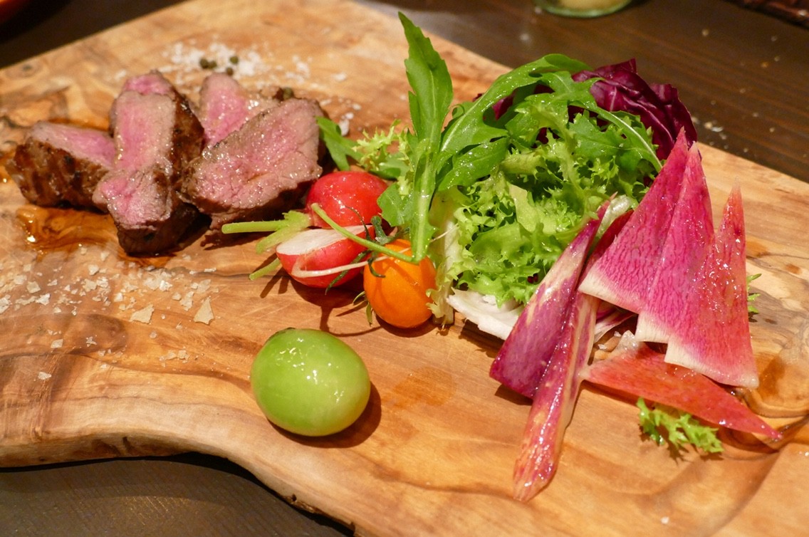 ナイフを使う肉バルのウッドプレートは衛生的なのか という疑問 Himag