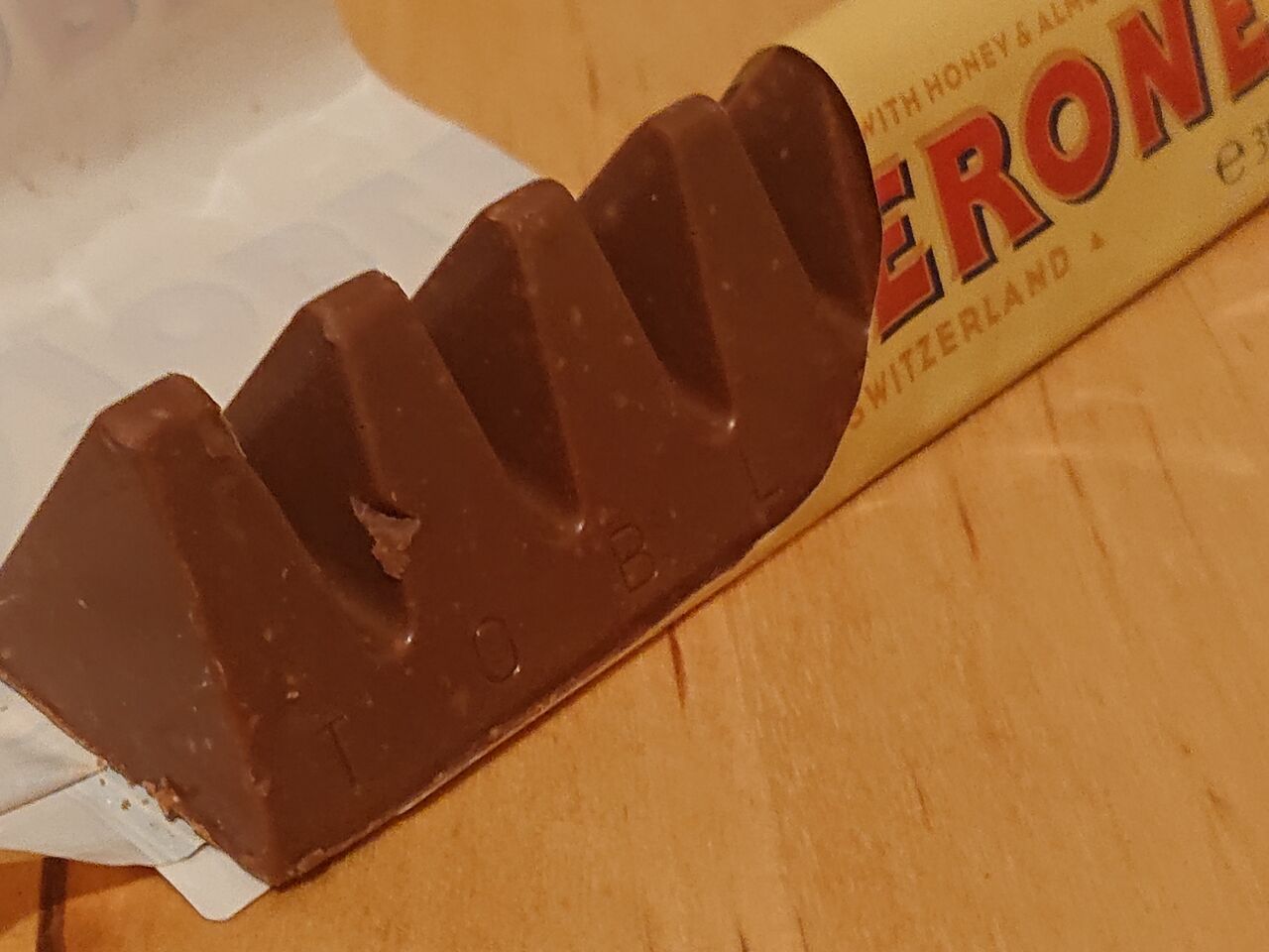 三角チョコ トブラローネ Toblerone は1908年スイス生まれ タベシラ 食べて調べて書く雑学ブログ