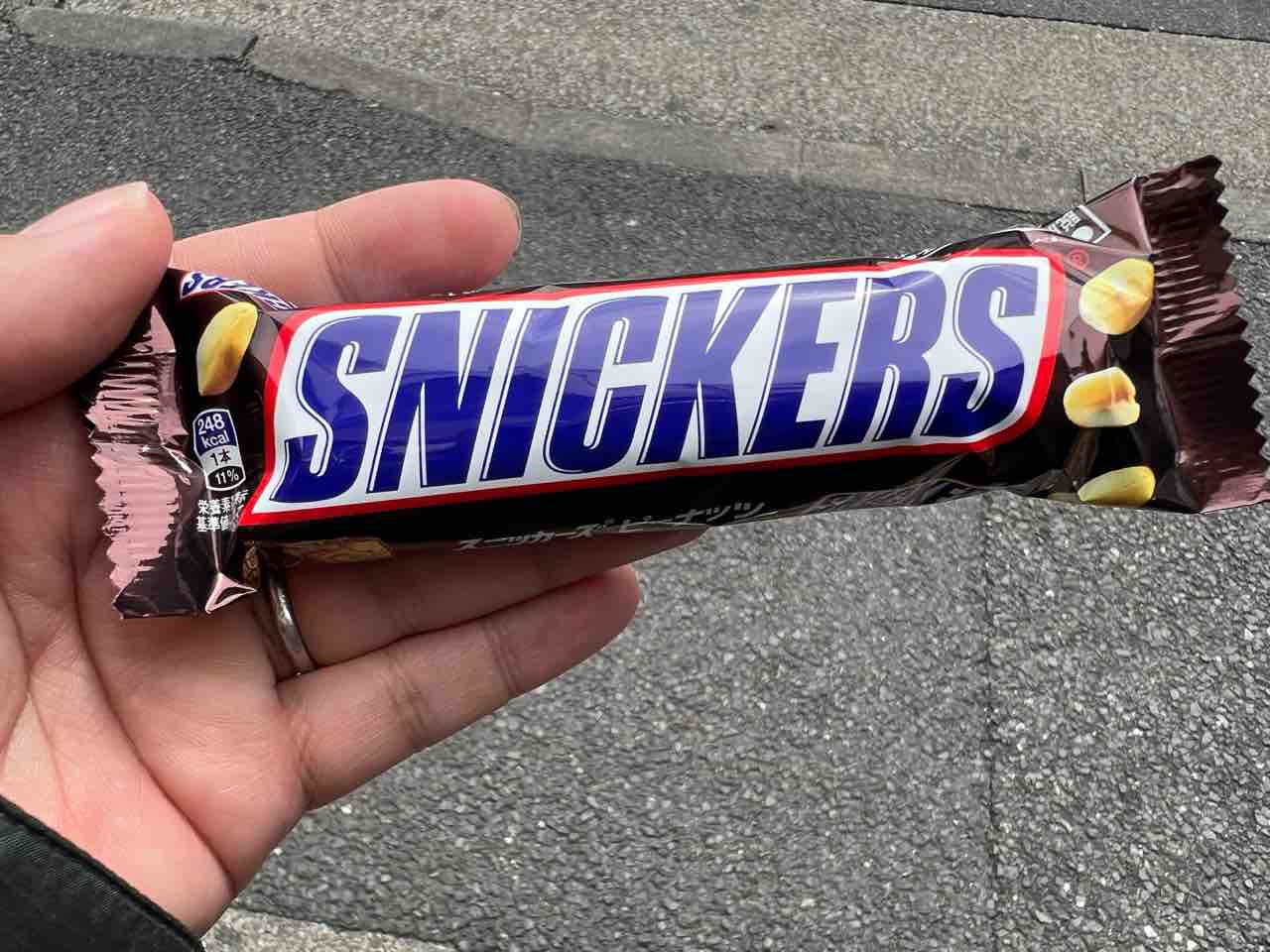 スニッカーズは、1930年生まれのロングセラーお菓子 : タベシラ - 食べ 