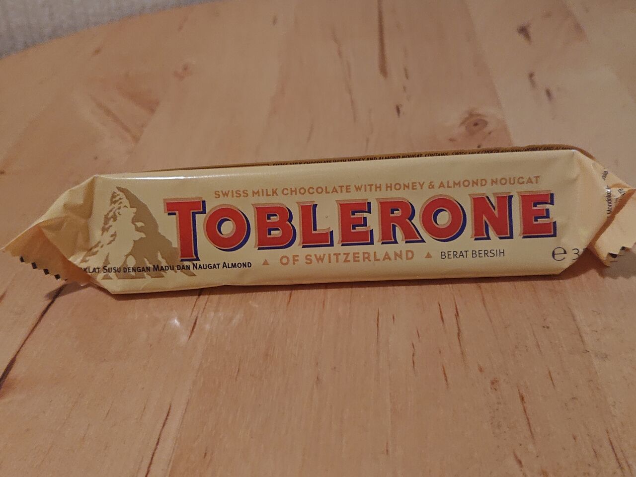 三角チョコ トブラローネ Toblerone は1908年スイス生まれ タベシラ 食べて調べて書く雑学ブログ