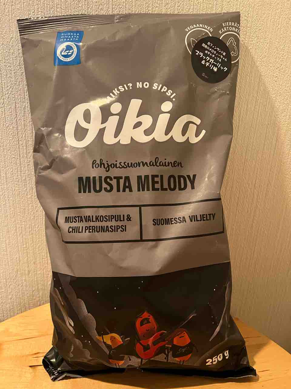 フィンランドOikiaのガーリック&チリポテトチップスを食べる