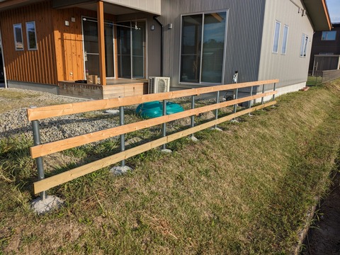 DIYでウッドフェンスを作る(7)〜横木の取り付け(後編)〜 : 拝啓 こんな日々をおくっております