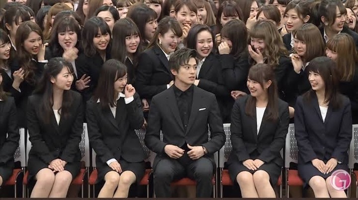 【朗報】イケメンさん、座っただけで半径50mの女を落としてしまうｗｗｗｗｗｗｗｗ