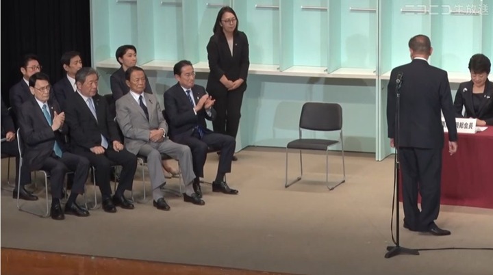 【画像あり】石破総理に拍手もせず不貞腐れた麻生太郎が発見されるｗｗｗｗｗｗｗｗｗｗｗ